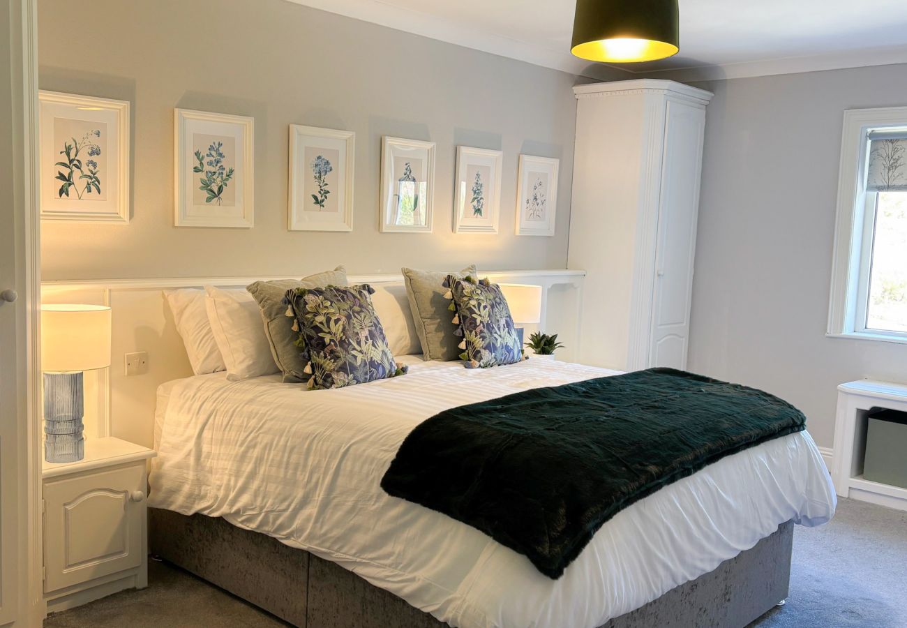 Luxurious Clifden Holiday Home. Comfortable king bed in large bright room 