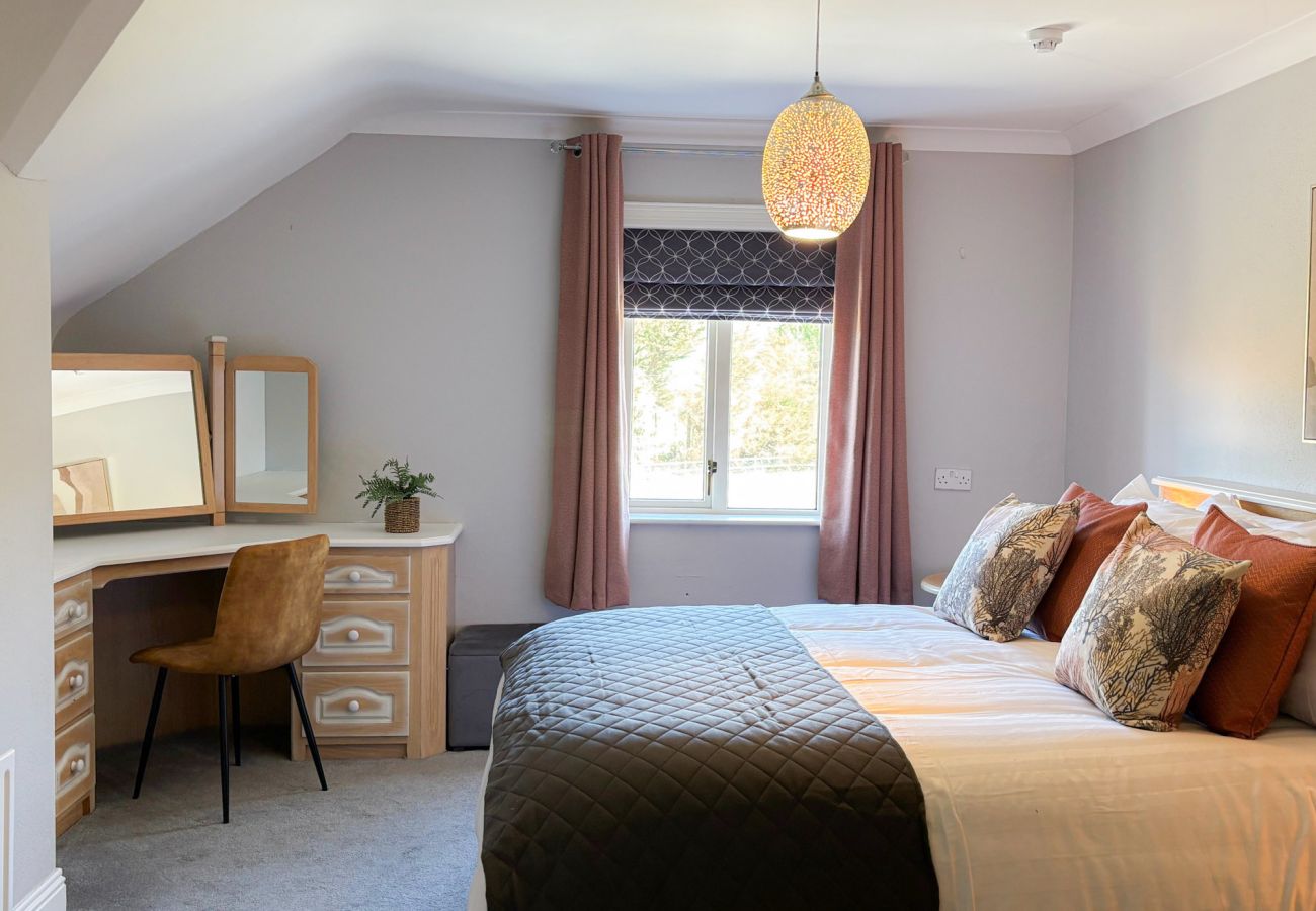 Luxurious Clifden Holiday Home. Double cosy warm colours