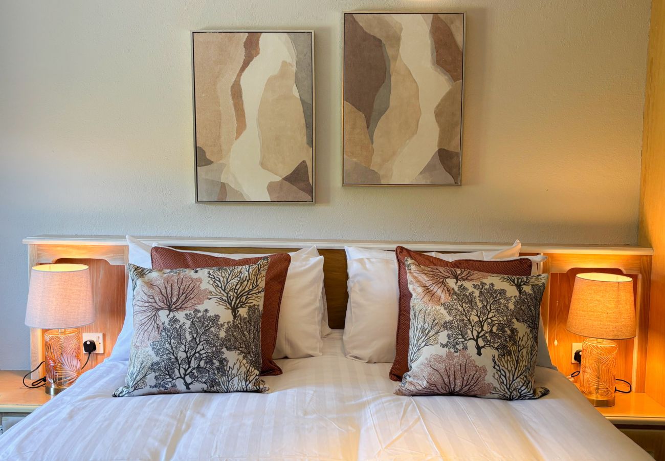 Luxurious Clifden Holiday Home. Double cosy warm colours