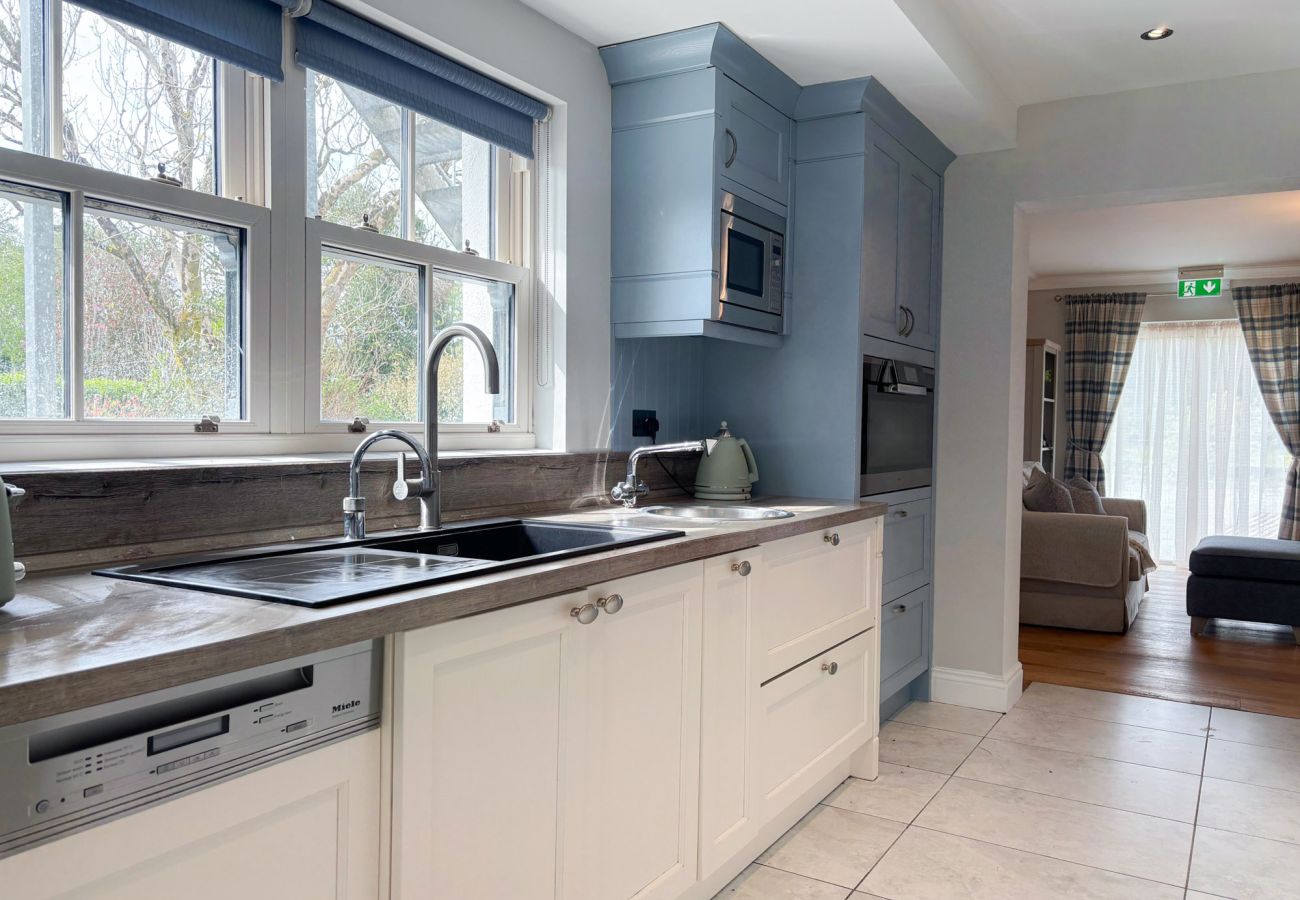Luxurious Clifden Holiday Home. Sleeps 15. Well equipped large kitchen