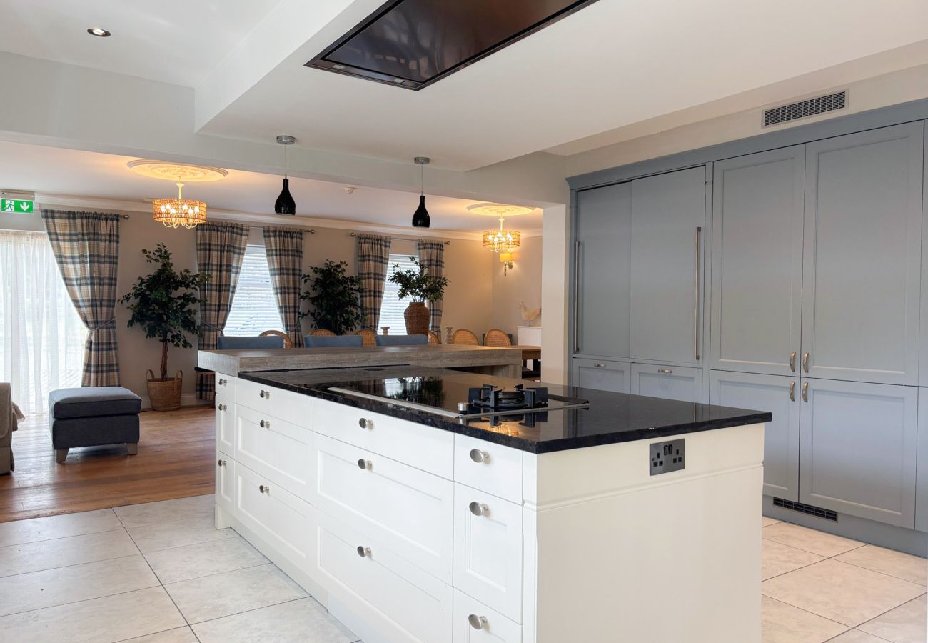 Luxurious Clifden Holiday Home. Sleeps 15. Large kitchen well furnished marble top island