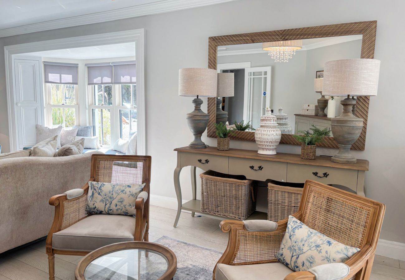 Luxurious Clifden Holiday Home. Sleeps 15. Large kitchen well furnished