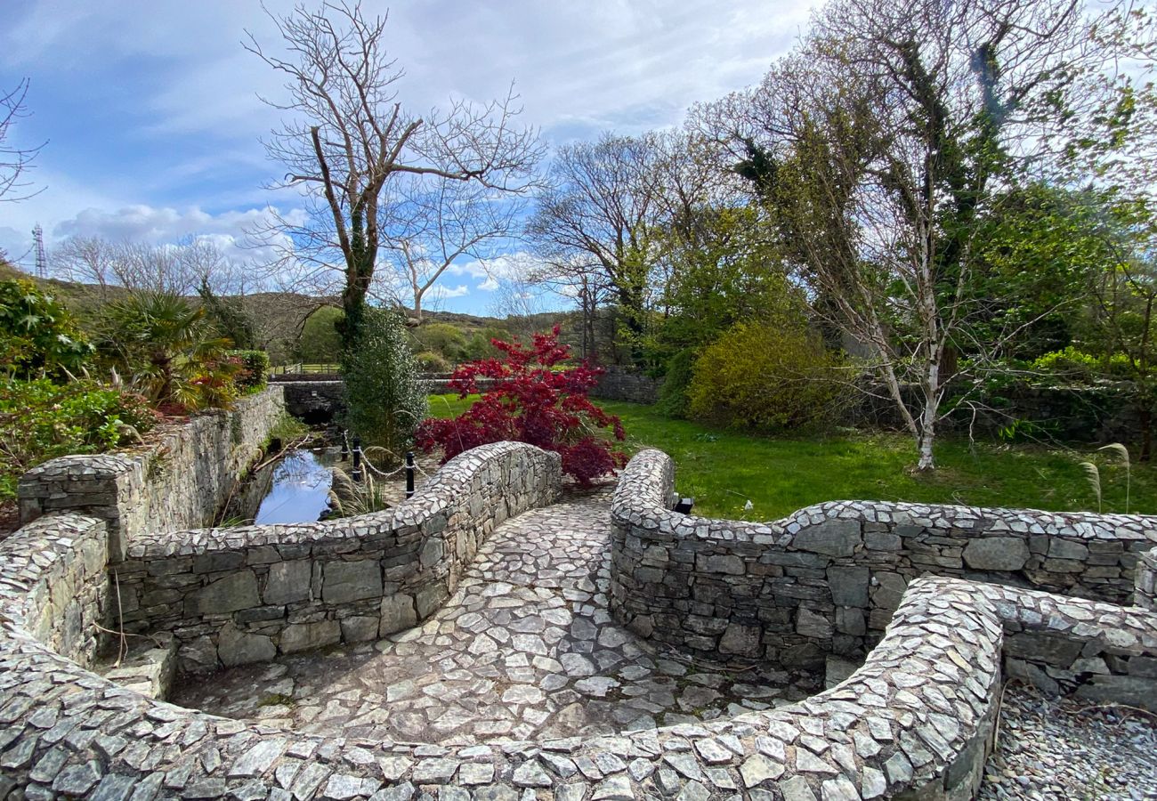 Luxurious Clifden Holiday Home. manicured gardens with stone walls. 