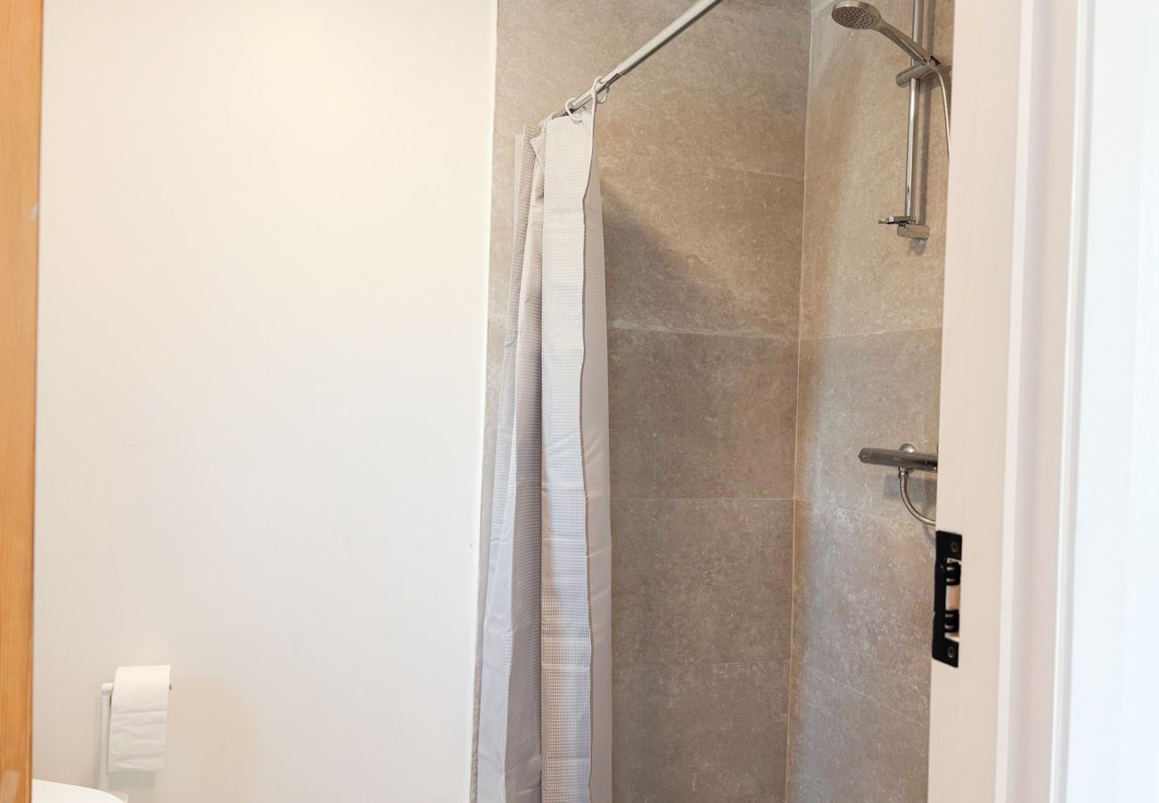 Bluebell Cottage Roundstone. En suite stand up shower