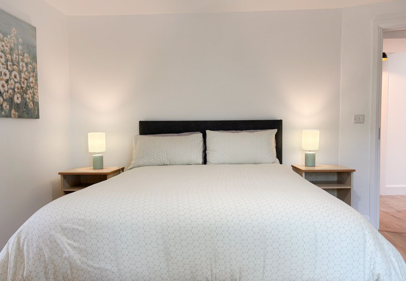 Bluebell Cottage Roundstone. Double bed bright room. 