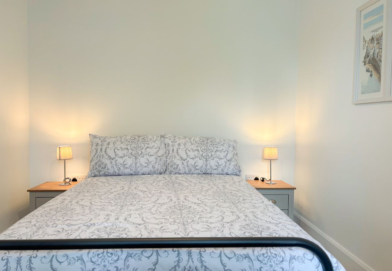 Bluebell Cottage Roundstone. Double bed in bright room 