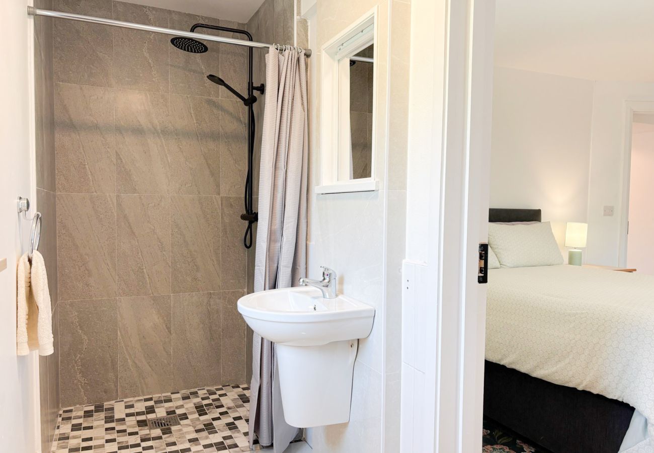 Bluebell Cottage Roundstone. Double bed spacious with en suite