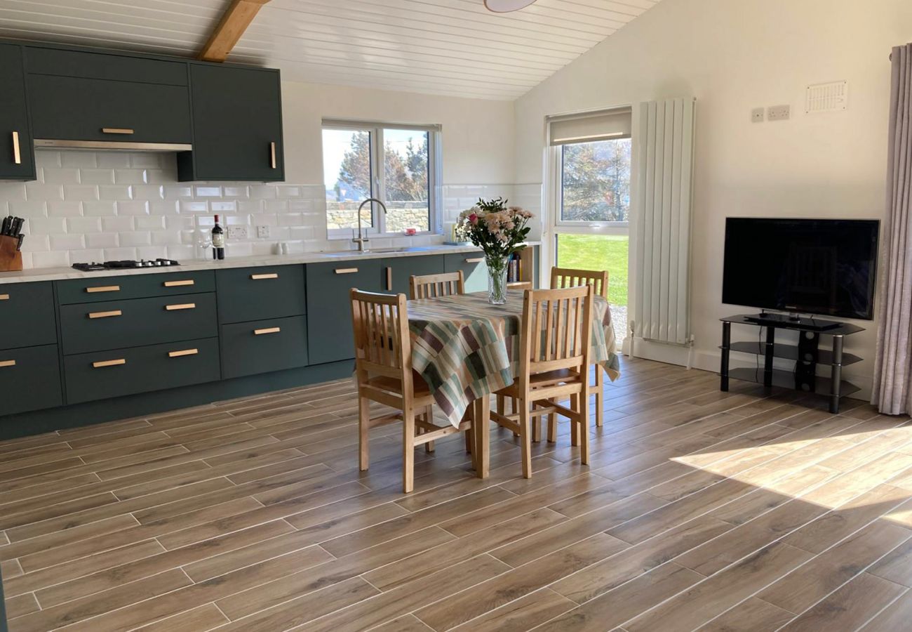Claddaghduff Holiday Cabin. Open plan kitchen diner modern dining table for 4. 