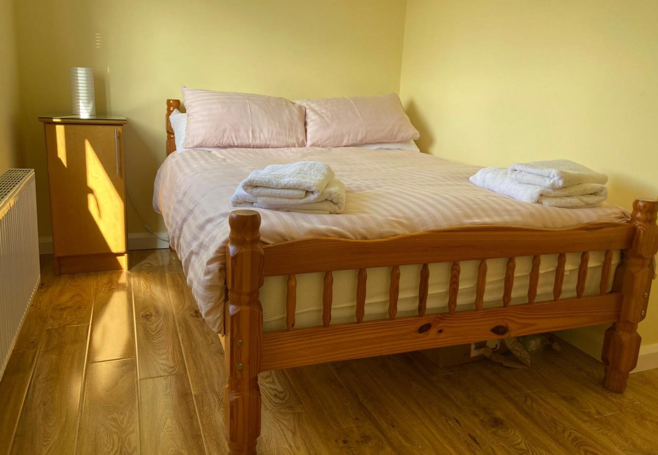 Claddaghduff Holiday Cabin. Bright bedroom, double bed. 