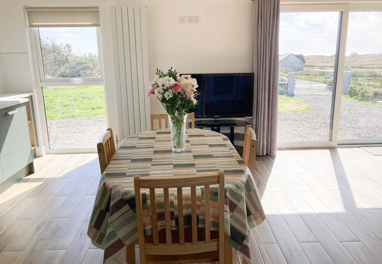 Claddaghduff Holiday Cabin . Luxury cabin. Bright kitchen dining area. Large patio windows. 