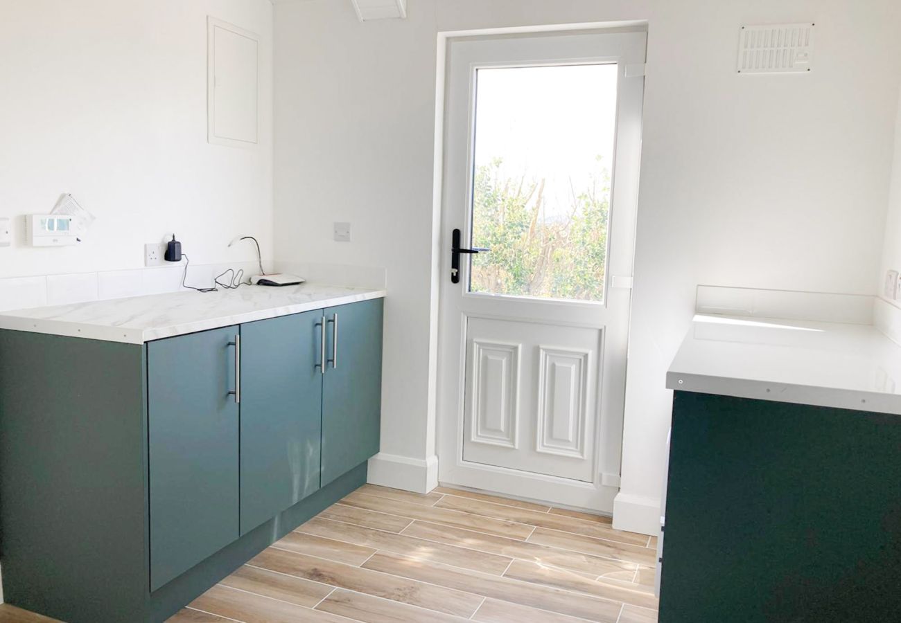 Claddaghduff Holiday Cabin. Diner kitchen. Modern fitted kitchen. 