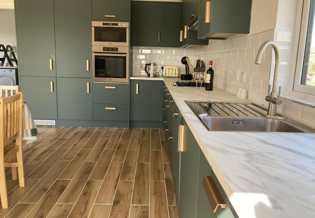 Claddaghduff Holiday Cabin. Diner kitchen. Modern fitted kitchen. 