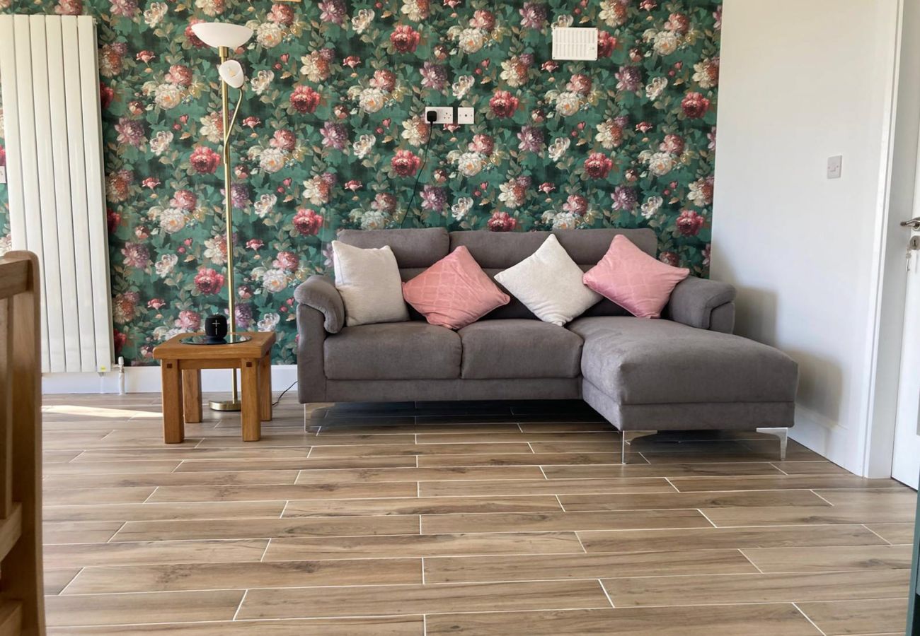 Claddaghduff Holiday Cabin . Luxury cabin, comfortable furniture stylish decore. 