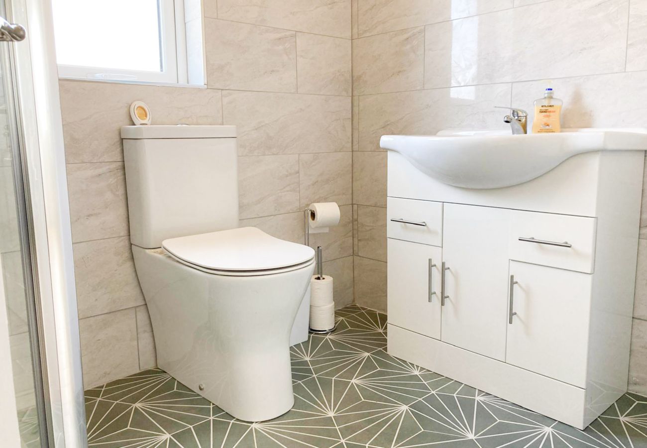 Claddaghduff Holiday Cabin. Clean bright modern wc and sink.  