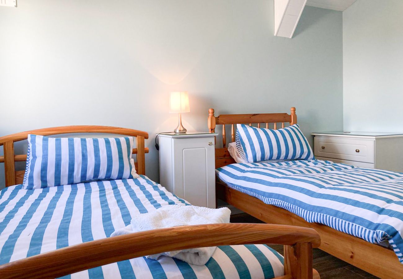 Claddaghduff Holiday Cabin. Bright twin bedroom, two single beds