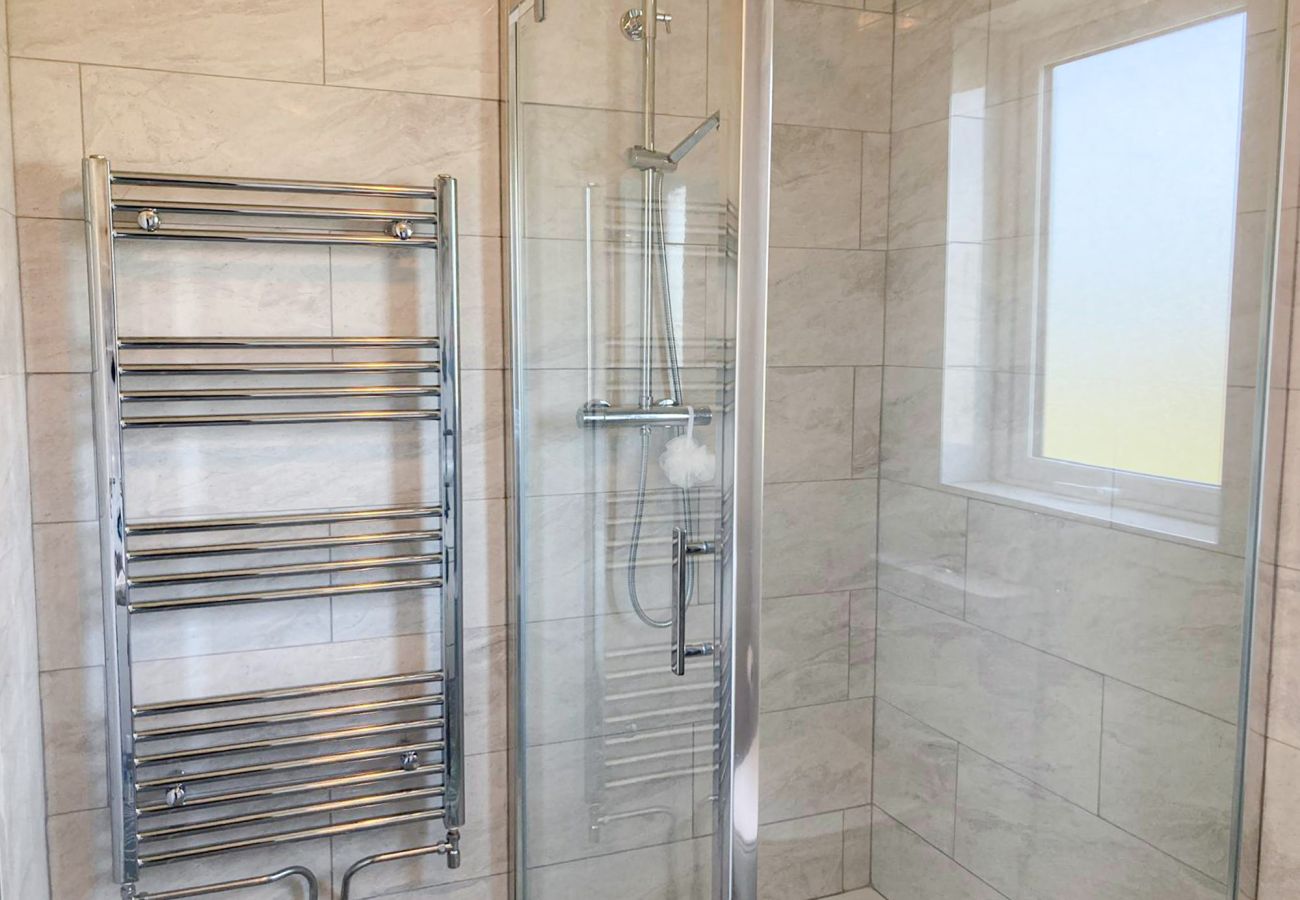 Claddaghduff Holiday Cabin. Modern walk in shower, contemporary tiling. 