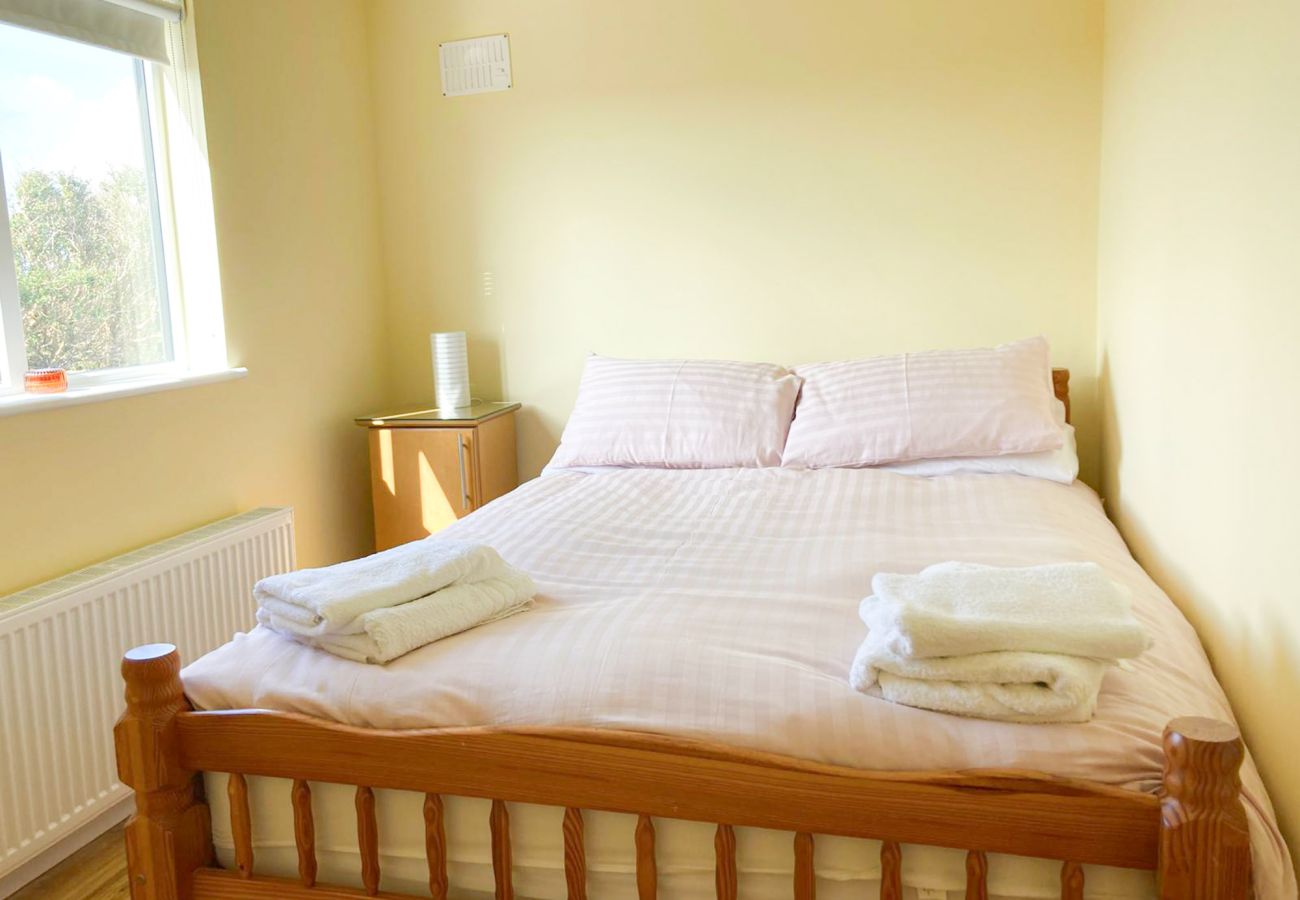 Claddaghduff Holiday Cabin. Bright bedroom, double bed. 