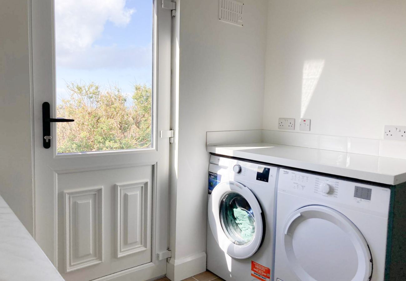 Claddaghduff Holiday Cabin. Family holiday home with utility room. 