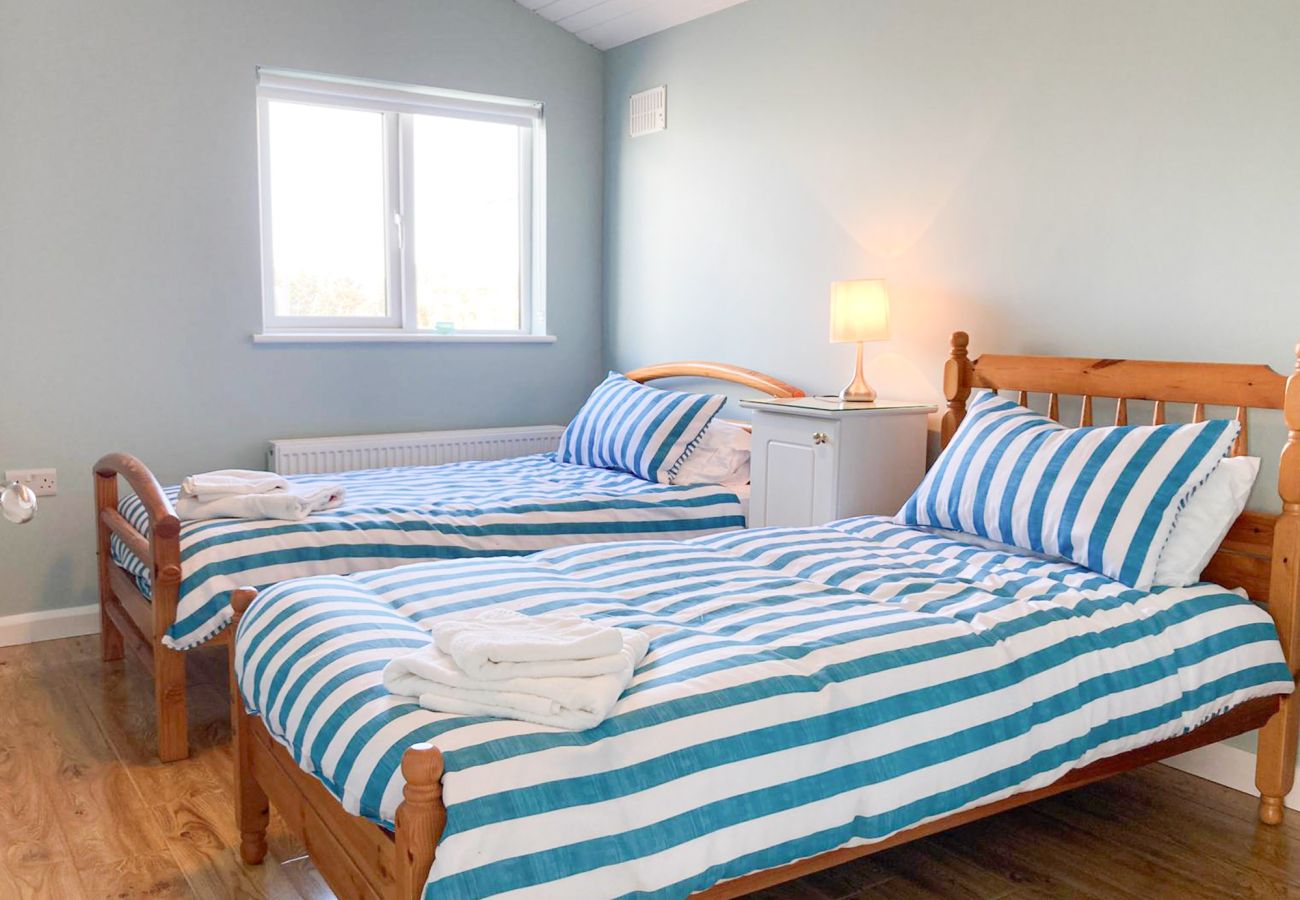 Claddaghduff Holiday Cabin. Bright twin bedroom, two single beds