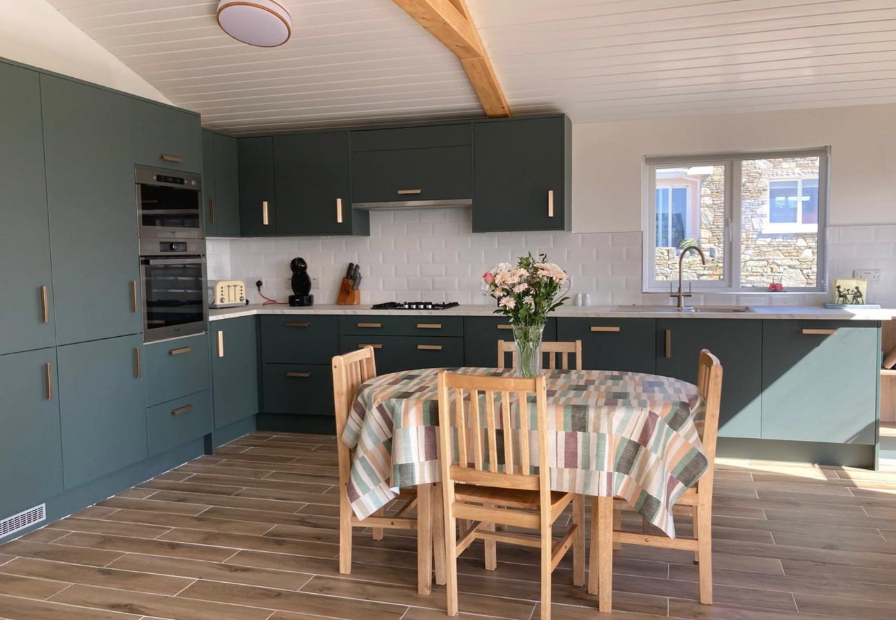 Claddaghduff Holiday Cabin. Diner kitchen. Open plan modern kitchen dining for 4