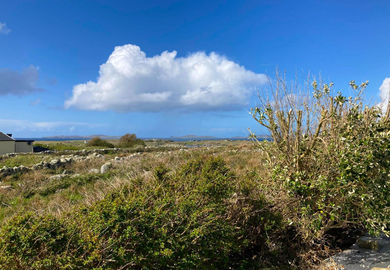 Claddaghduff Holiday Cabin. Family holiday home bright with views. 