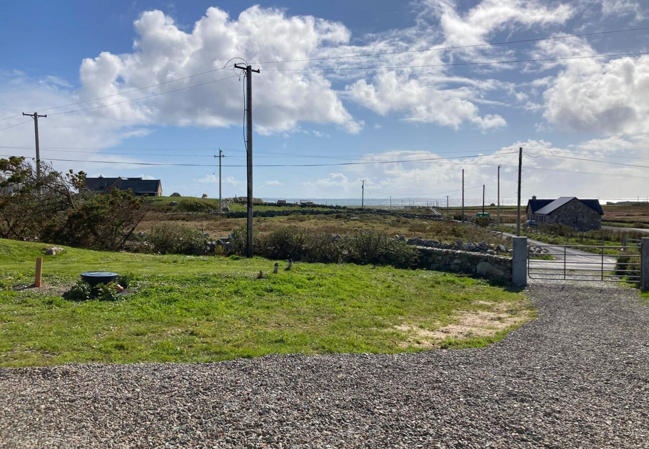 Claddaghduff Holiday Cabin . Luxury cabin, rural setting, great location