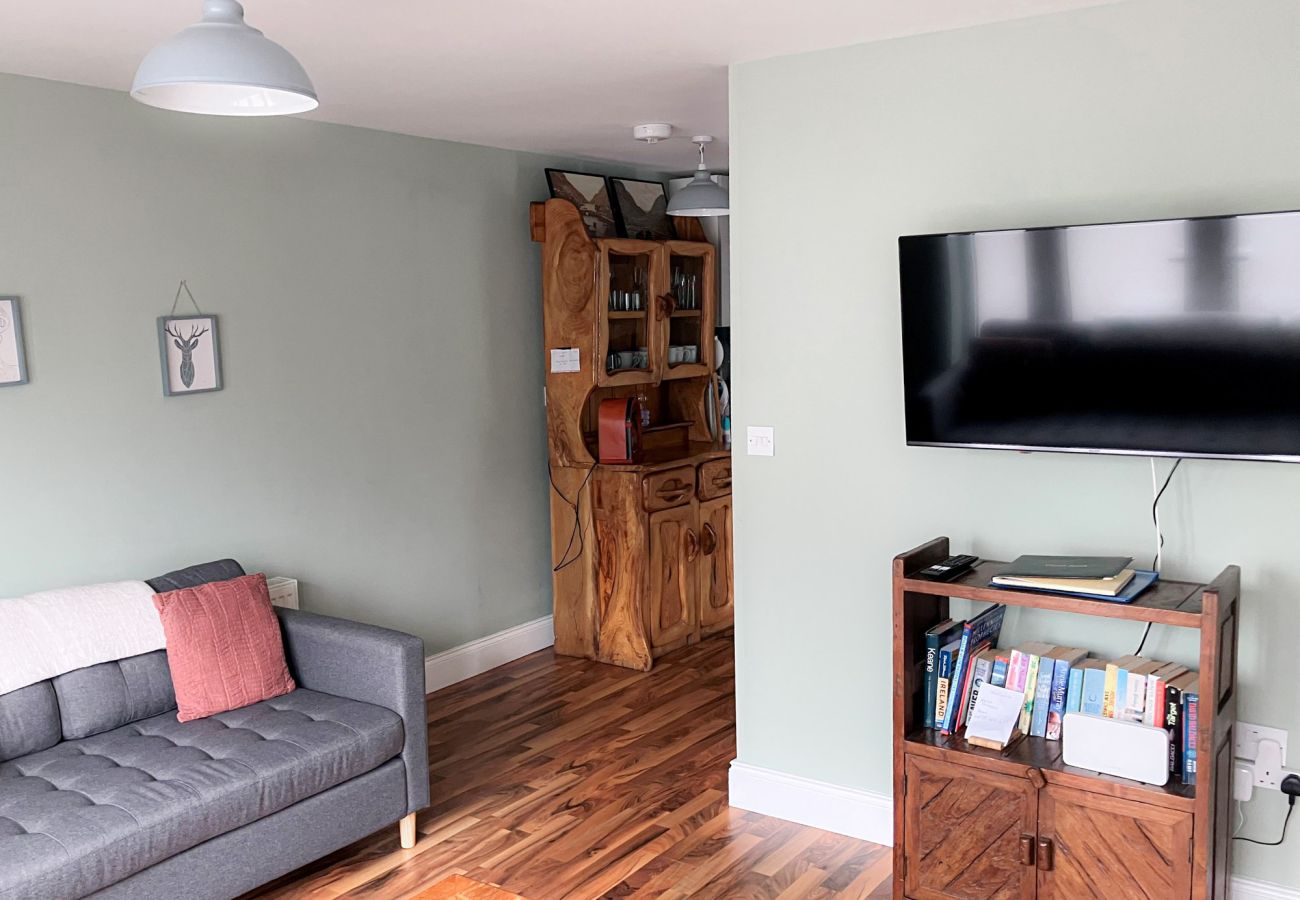 CarrauntoohilViewRetreatKillarneyKitchen. Open plan dining and kitchen with wooden flooring. 
