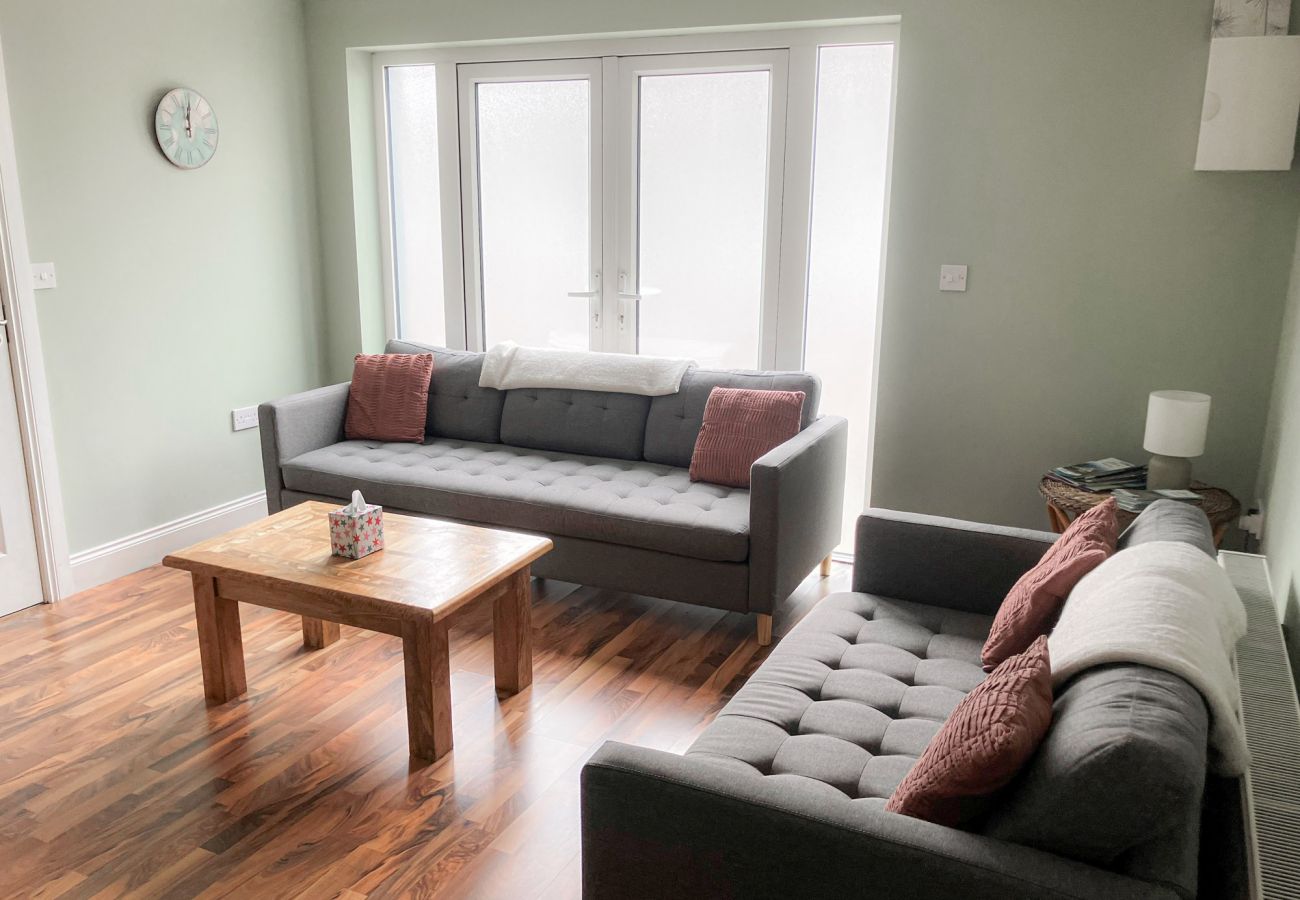 CarrauntoohilViewRetreatKillarneyKitchen. Modern living room.
