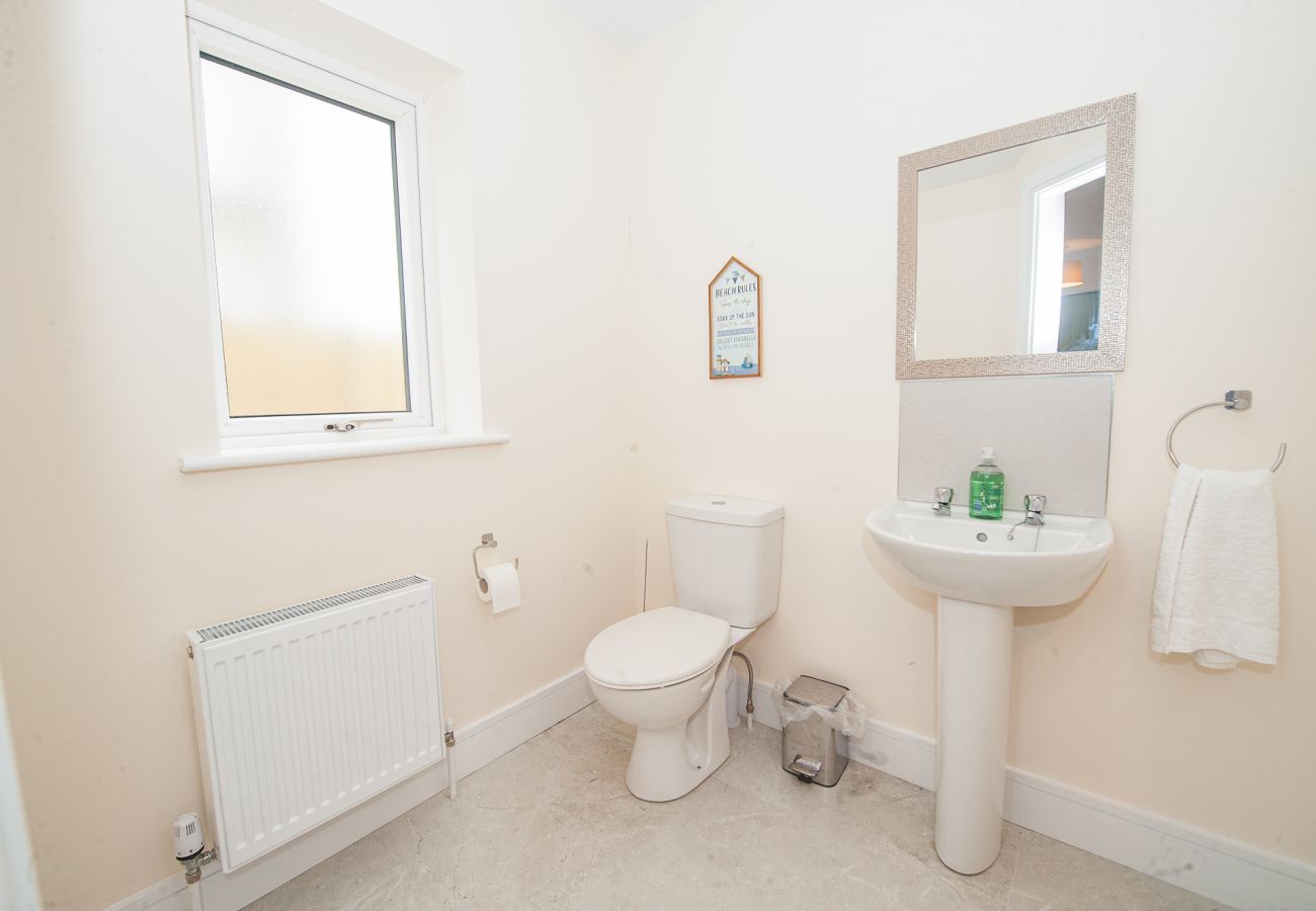 Dunmore East Sunrise Meadows Holiday Home. Bathroom with WC, sink and shower. 