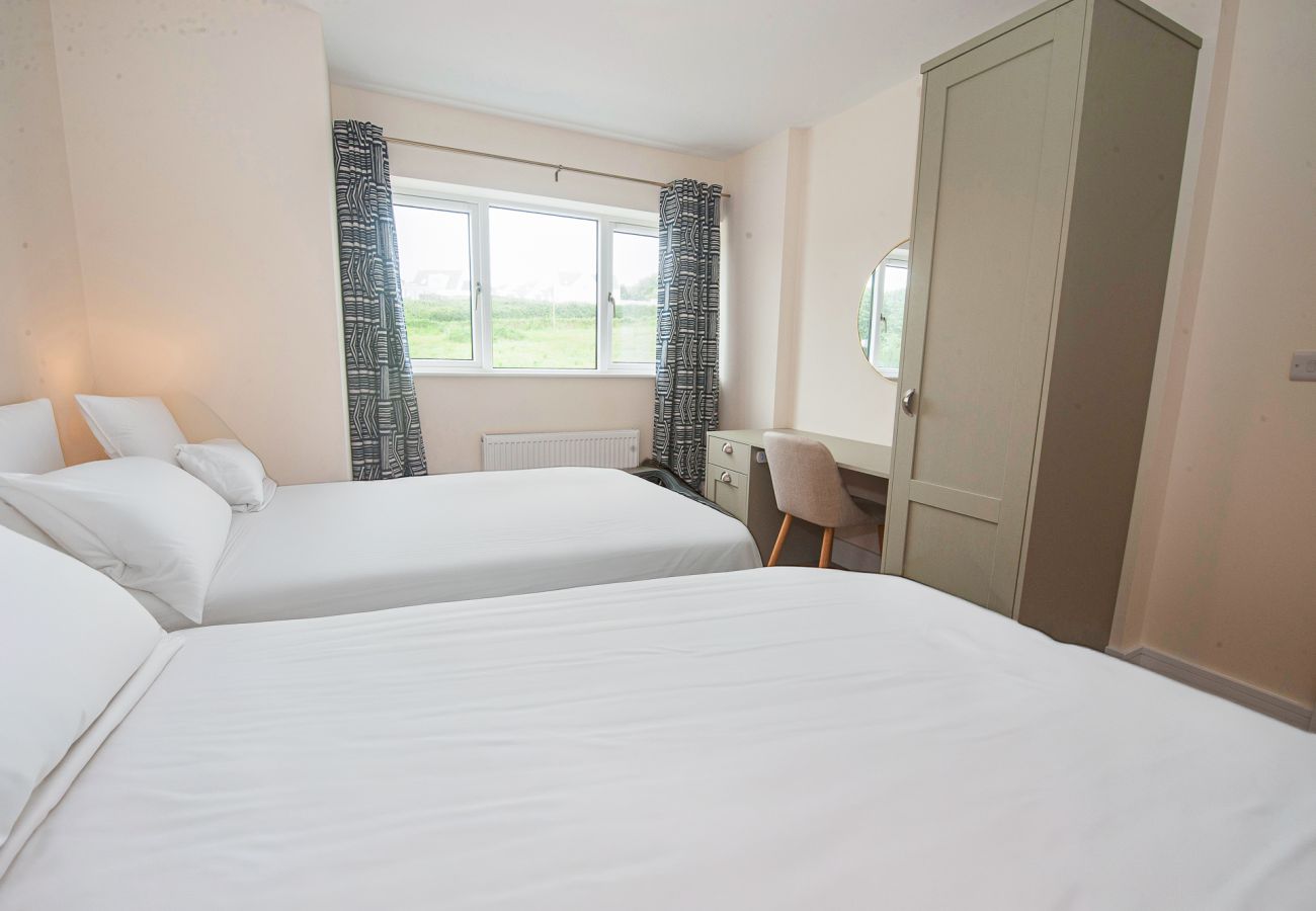 Dunmore East Sunrise Meadows Holiday Home. Twin room with storage and desk. 