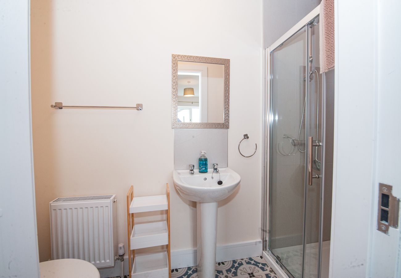 Dunmore East Sunrise Meadows Holiday Home. Bathroom with walk in shower. 