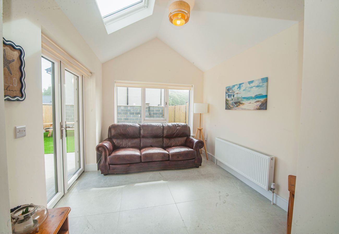 Dunmore East Sunrise Meadows Holiday Home. Bright sunroom with comfortabel furnishing. 