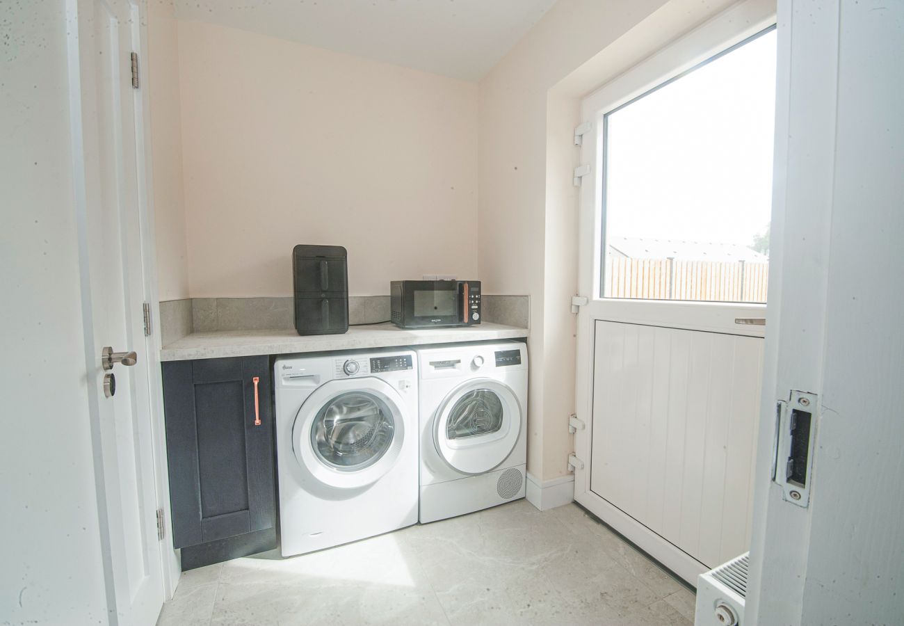 Dunmore East Sunrise Meadows Holiday Home. Utility room with washer and dryer. 