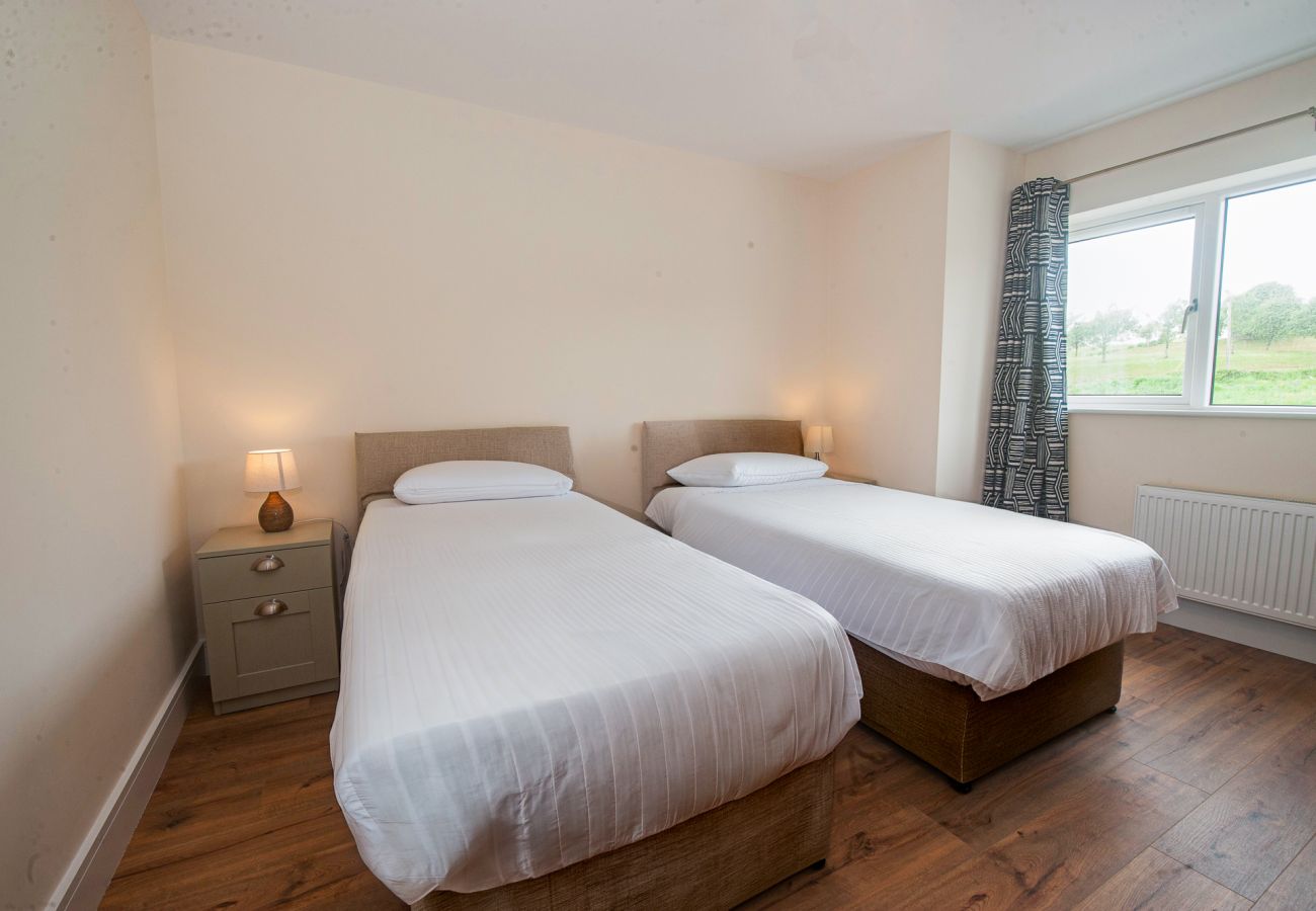 Dunmore East Sunrise Meadows Holiday Home. Twin room with wooden floors and views. 