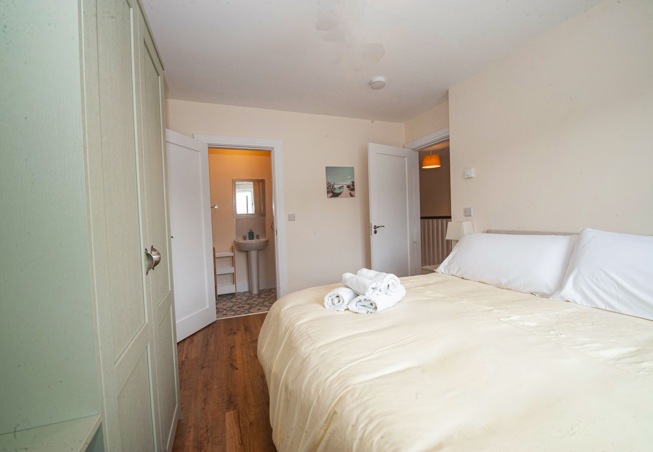 Dunmore East Sunrise Meadows Holiday Home. Double bed with ensuite bathroom. 