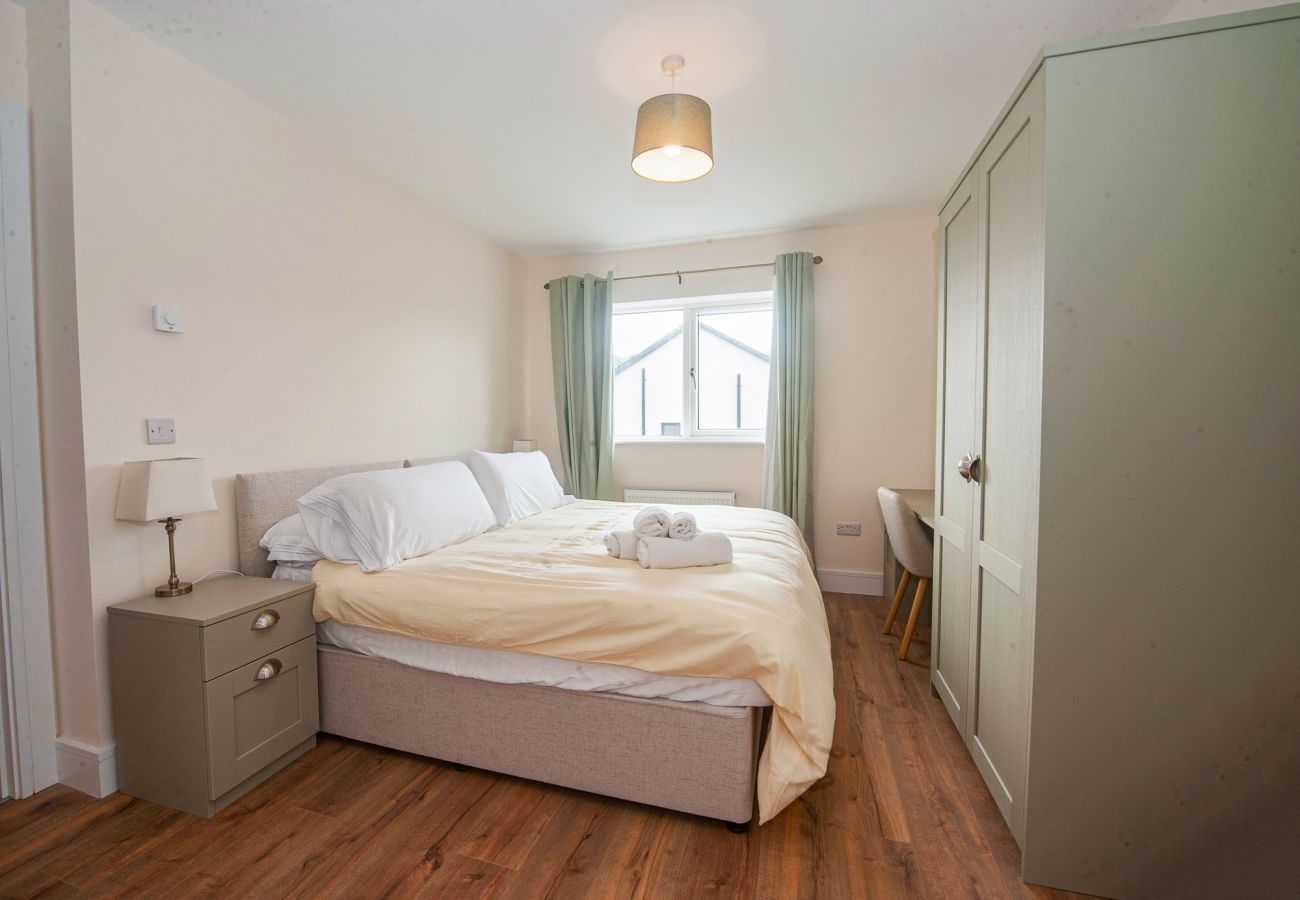Dunmore East Sunrise Meadows Holiday Home. Double room with wardrobe, vanity unit and wooden floors.