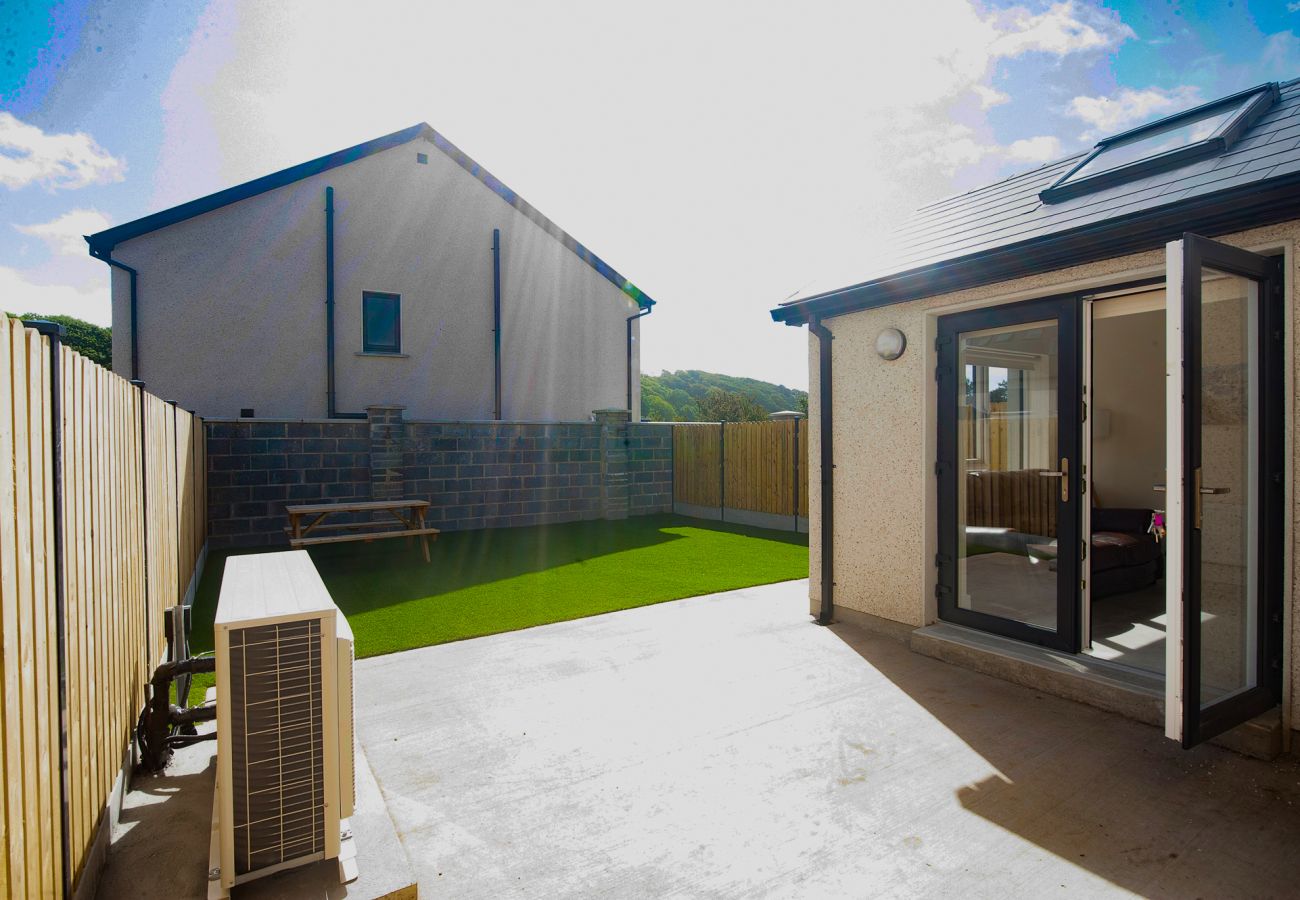 Dunmore East Sunrise Meadows Holiday Home. Large patio and garden. 