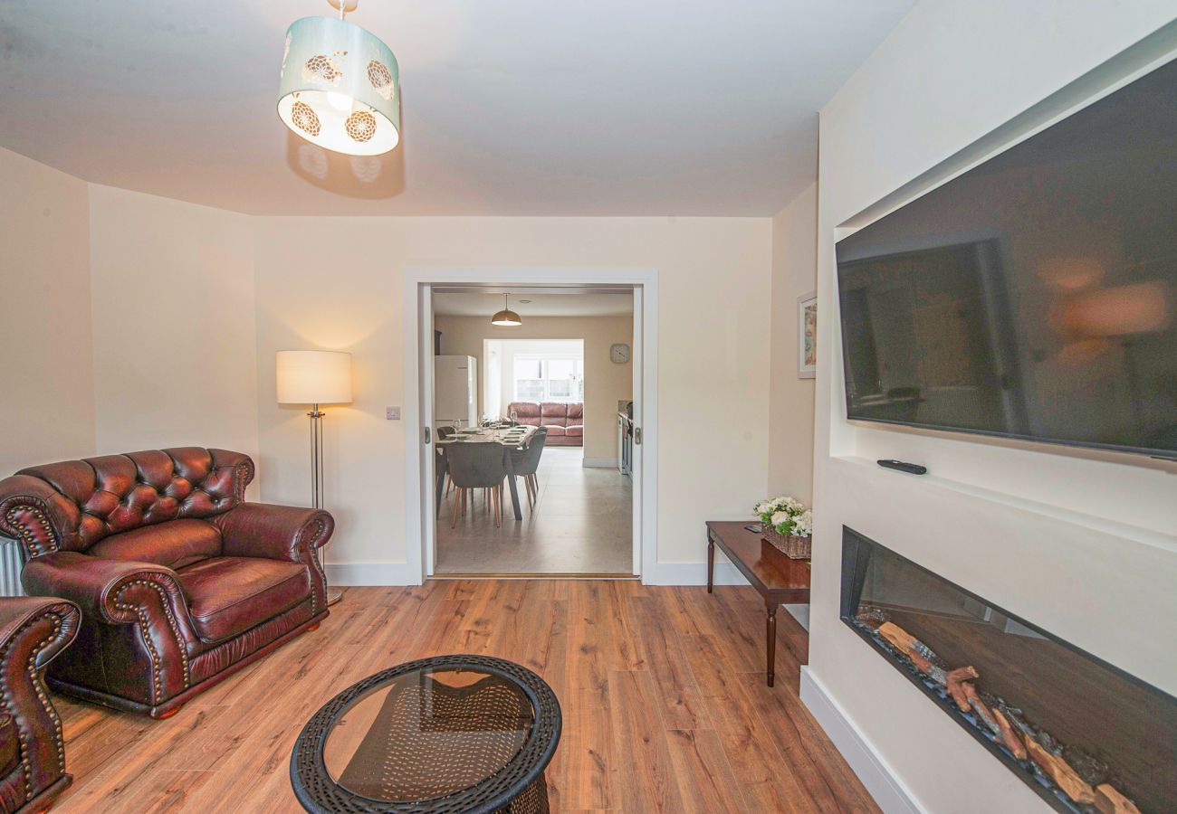 Dunmore East Sunrise Meadows Holiday Home. Open plan, large flat scree TV, modern fire effect. Stylish decore. 
