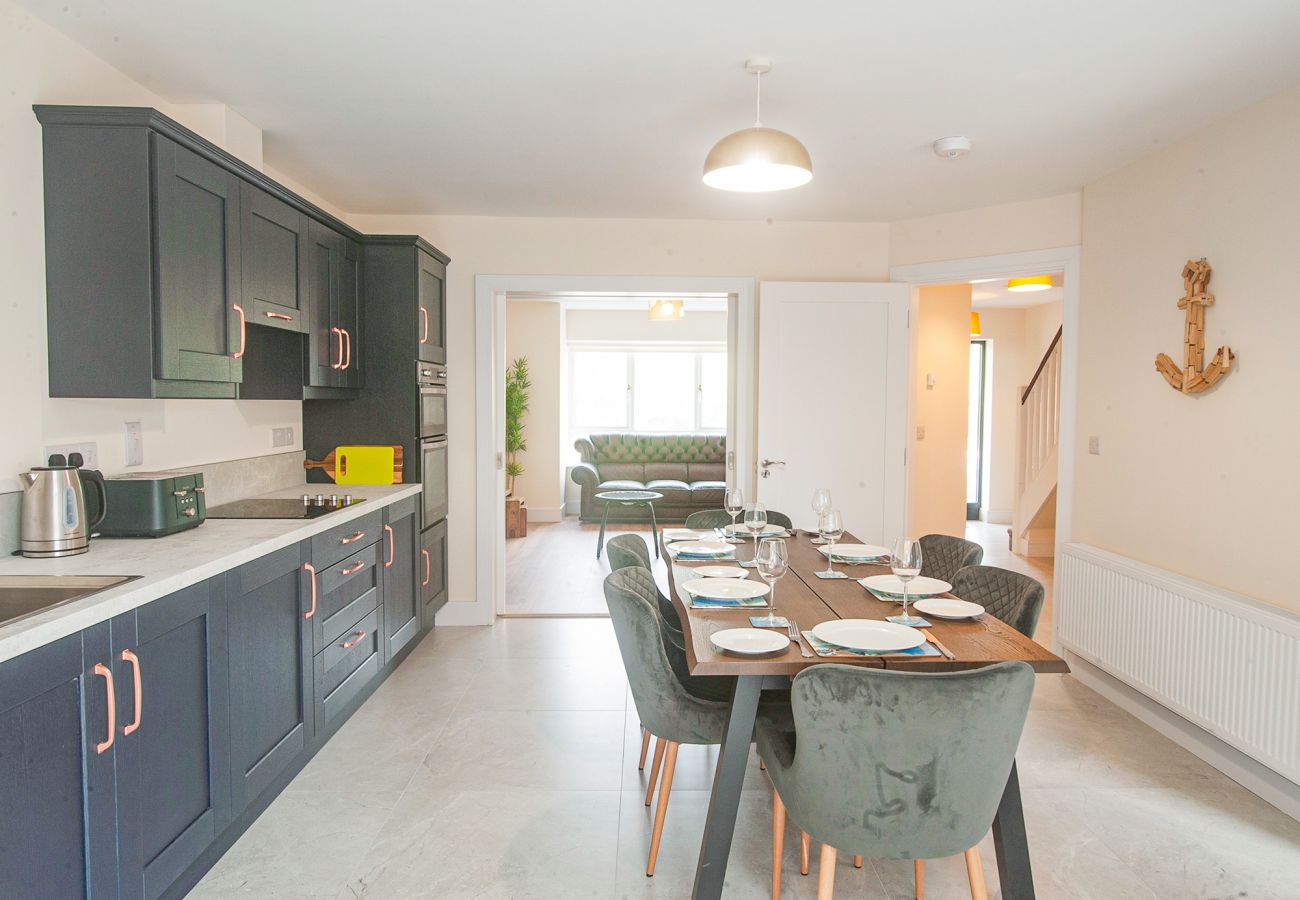 Dunmore East Sunrise Meadows Holiday Home. Luxury open plan kitchen with table seating six. 