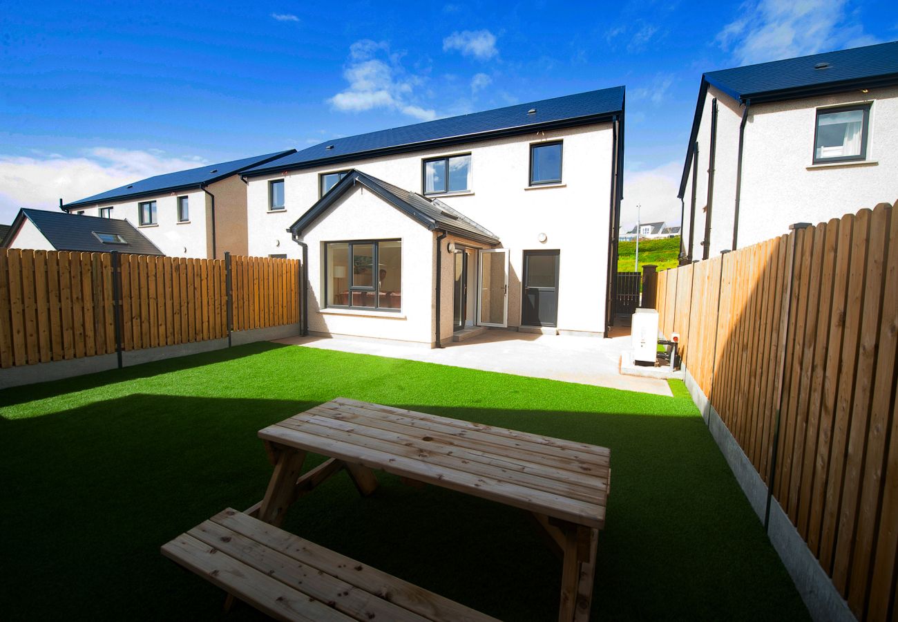 Dunmore East Sunrise Meadows Holiday Home. Garden with patio and garden furniture. 