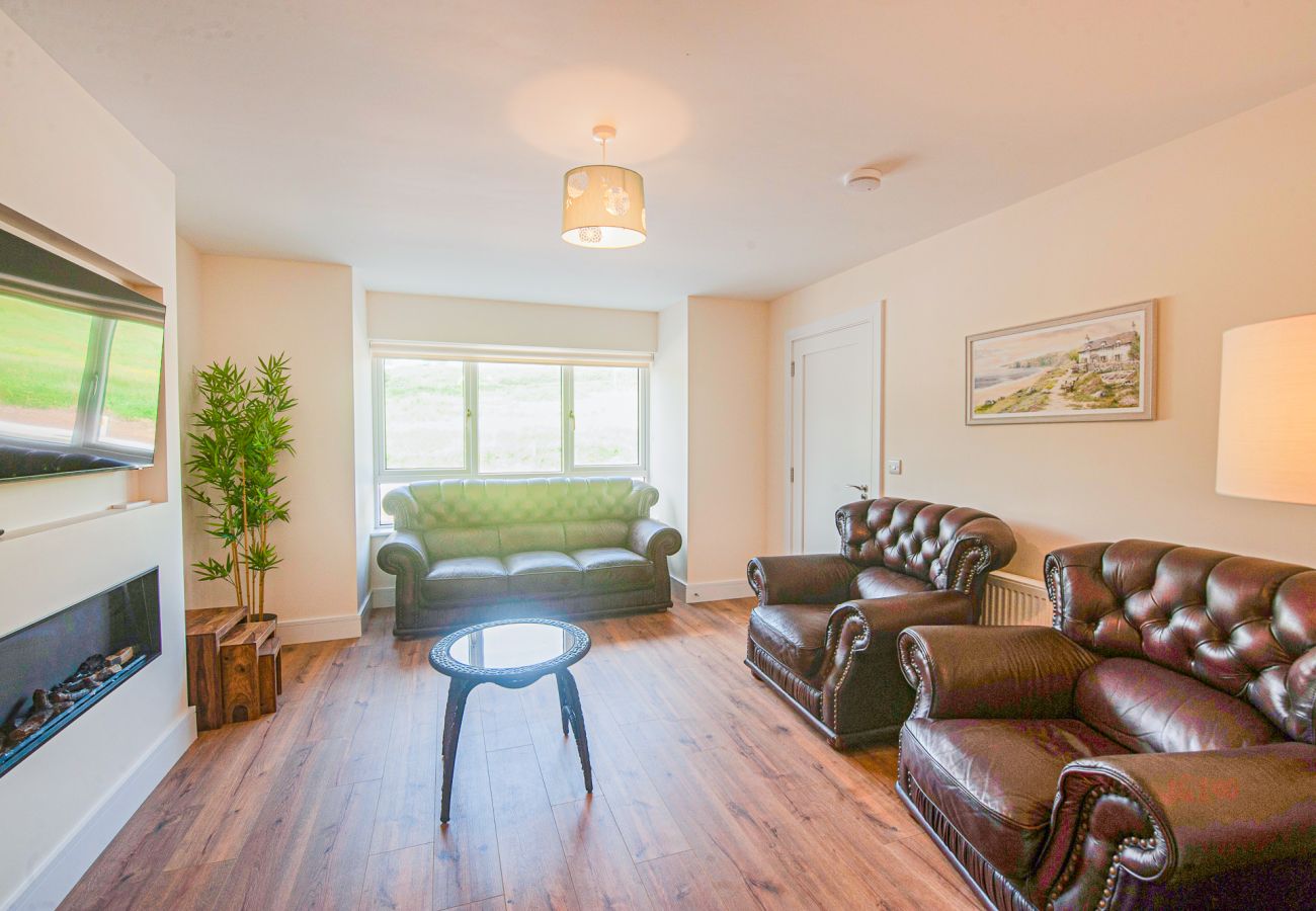 Dunmore East Sunrise Meadows Holiday Home.Bright living room, leather seats smart TV stylish decore. 