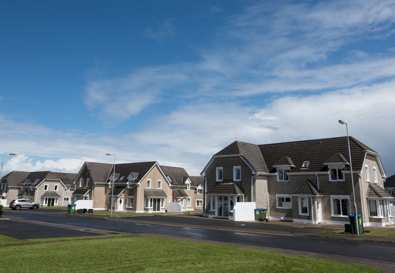 Moore Bay Holiday Village 8D. Kilkee family holiday home.  Family  holiday home, enclosed estate.