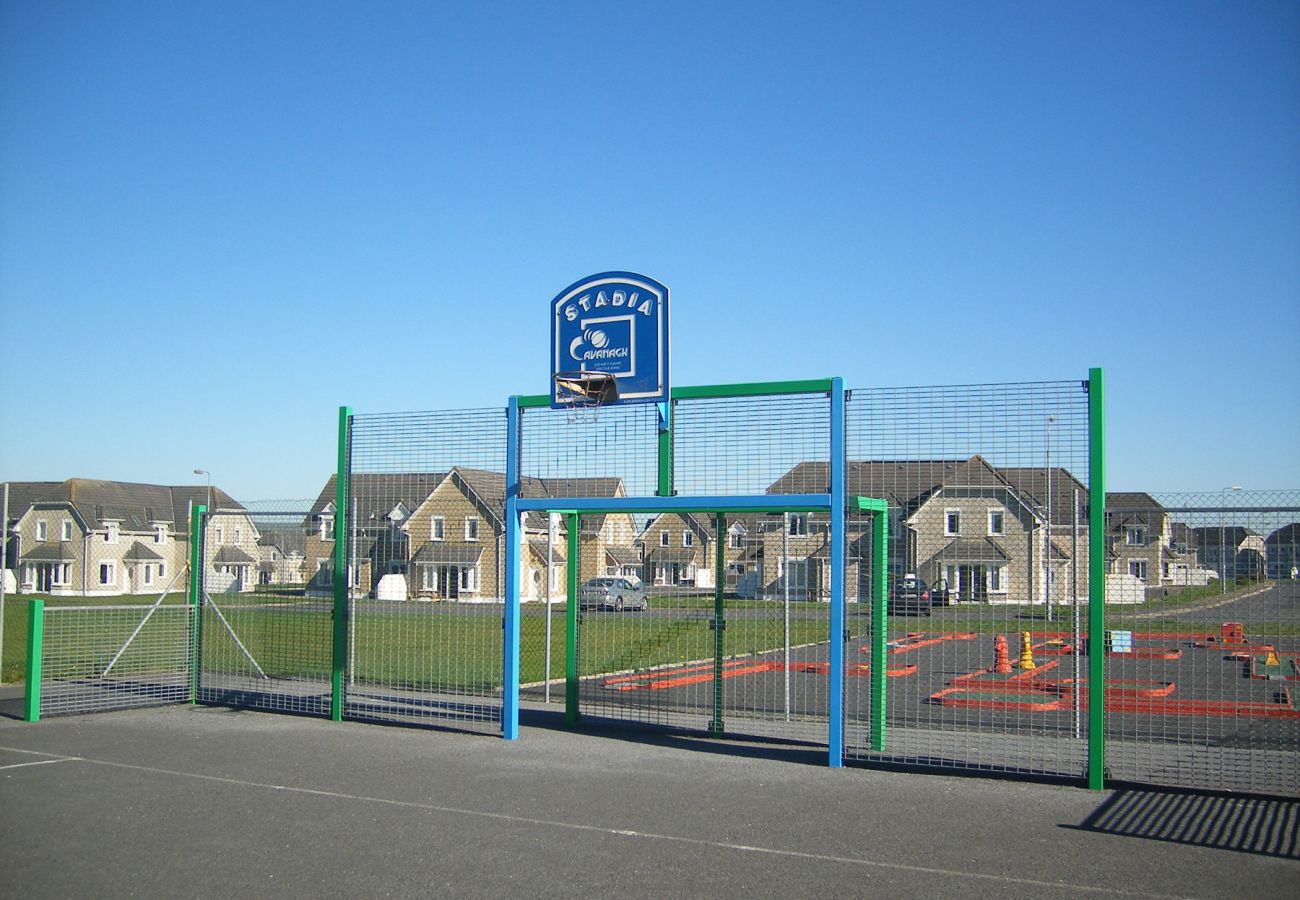 Moore Bay Holiday Village 8D. Kilkee family holiday home. Basketball facilities on site. 