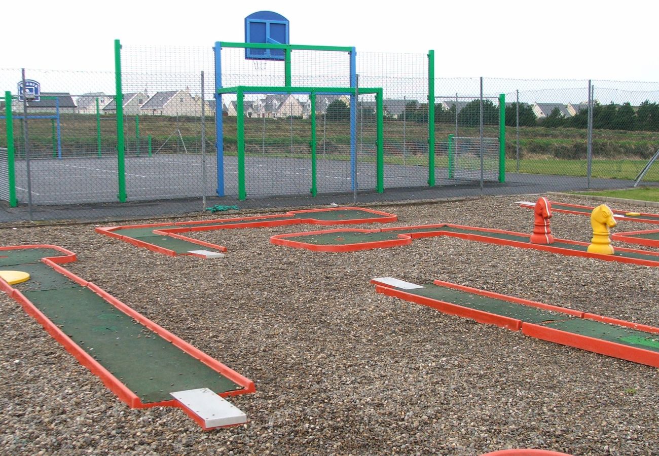 Moore Bay Holiday Village 8D. Kilkee family holiday home. Crazy golf on site. 