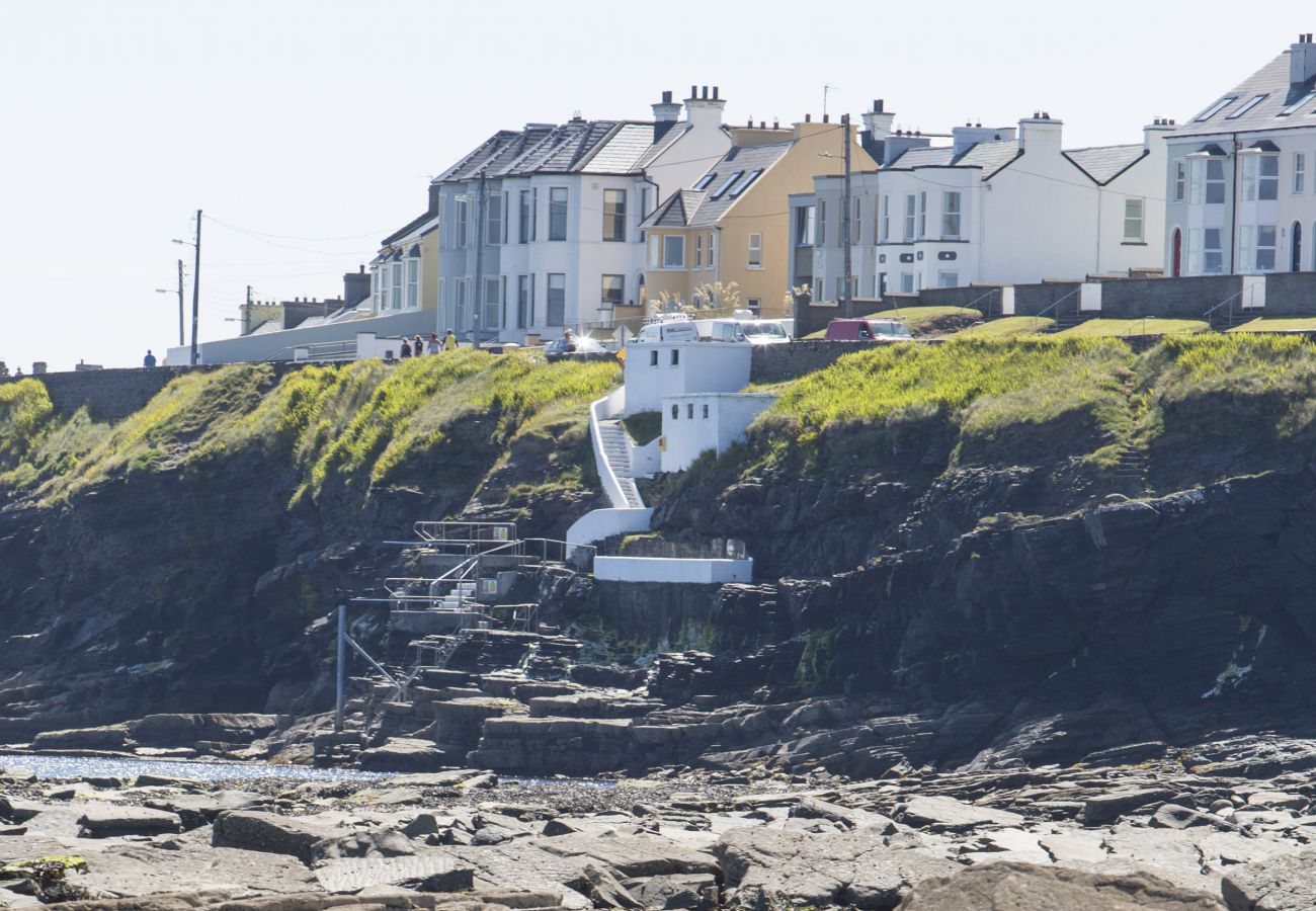 Moore Bay Holiday Village 8D. Kilkee family holiday home. Swimming facilities. 