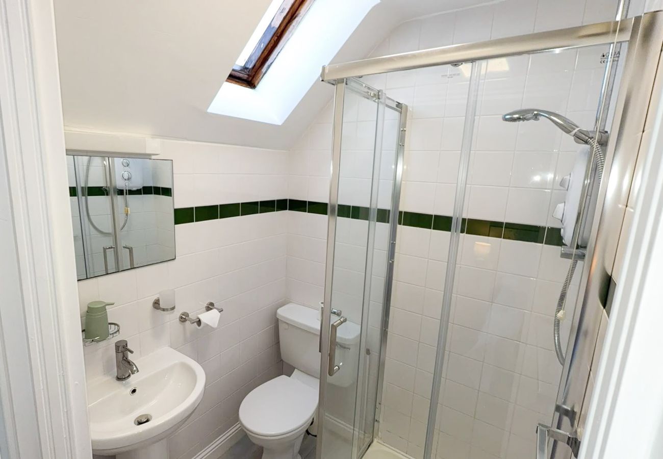 MooreBayHolidayVillage8D. Bathroom with WC, sick and walk in shower. 