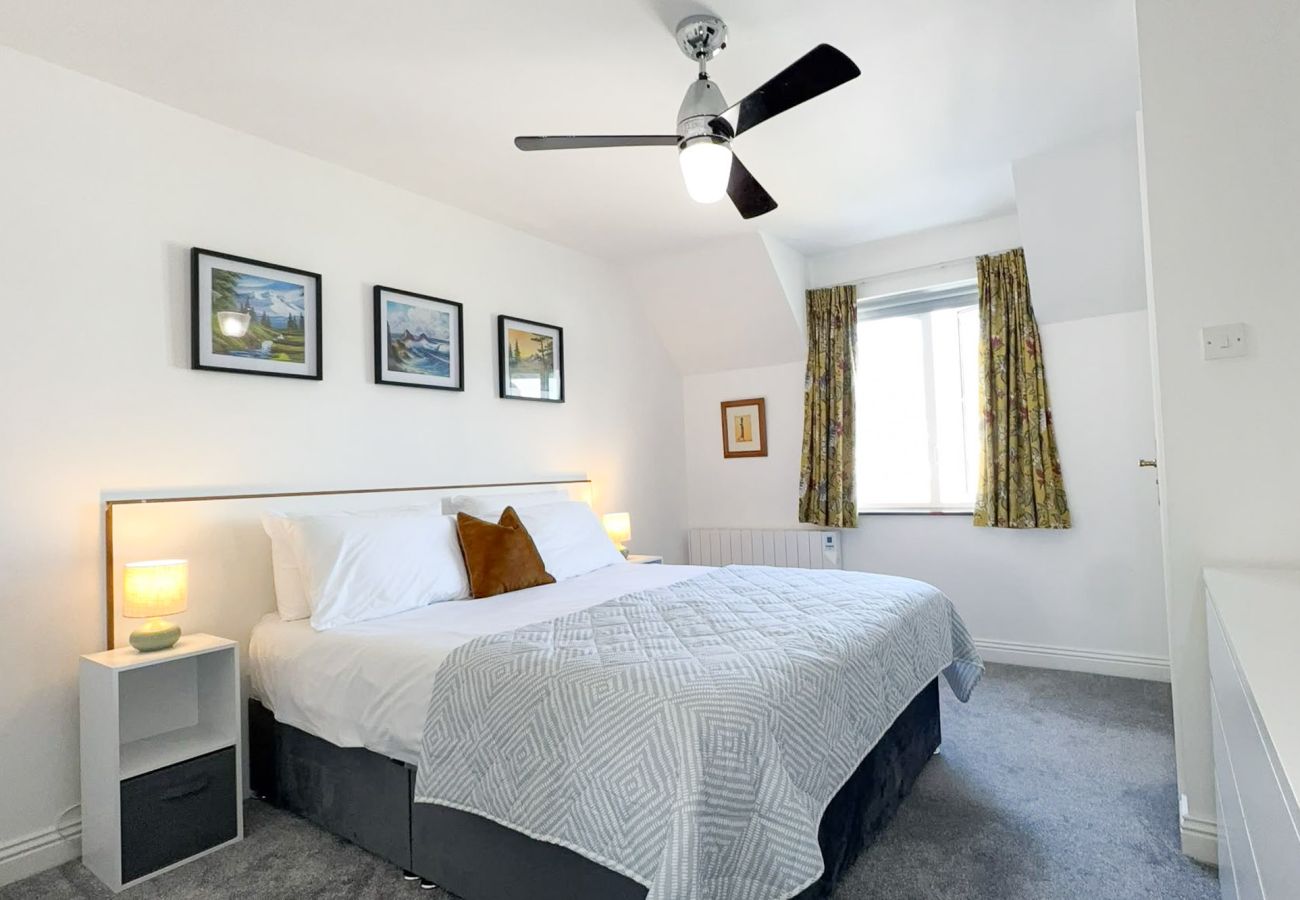 MooreBayHolidayVillage8D. Double bedroom. Plush carpet, bright with modern fittings. 