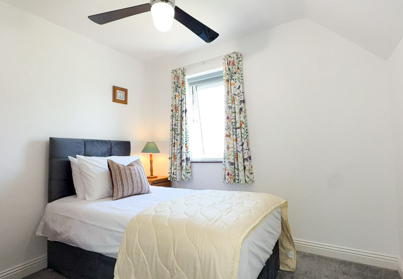 MooreBayHolidayVillage8D.Single bed, bright room clean comfortable.