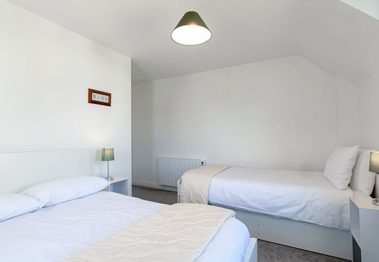 MooreBayHolidayVillage8D. Double and single bedroom. Bright and modern. 