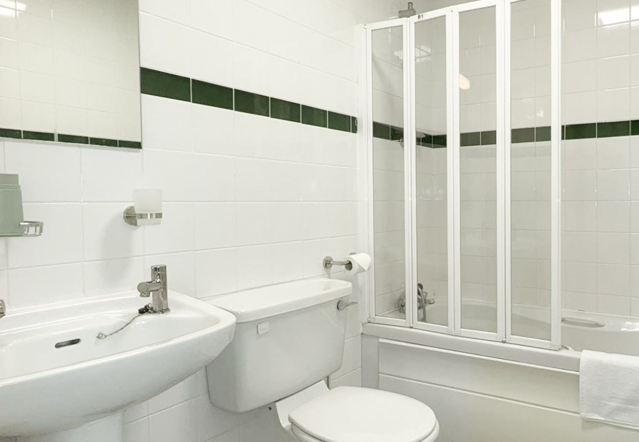 MooreBayHolidayVillage8D. Modern family bathroom with bath and overhead shower. 